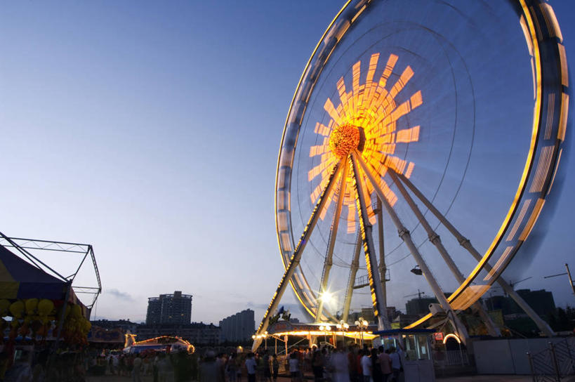 游乐园,横图,室外,旅游,度假,日落,中国,亚洲,行人,游客,游人,节日,庆祝,路人,旅客,黄昏,啤酒节,乐趣,摄影,照亮,享乐,群众,东亚,大转轮,山东省,过客,休闲活动,彩图,旅行,传统文化