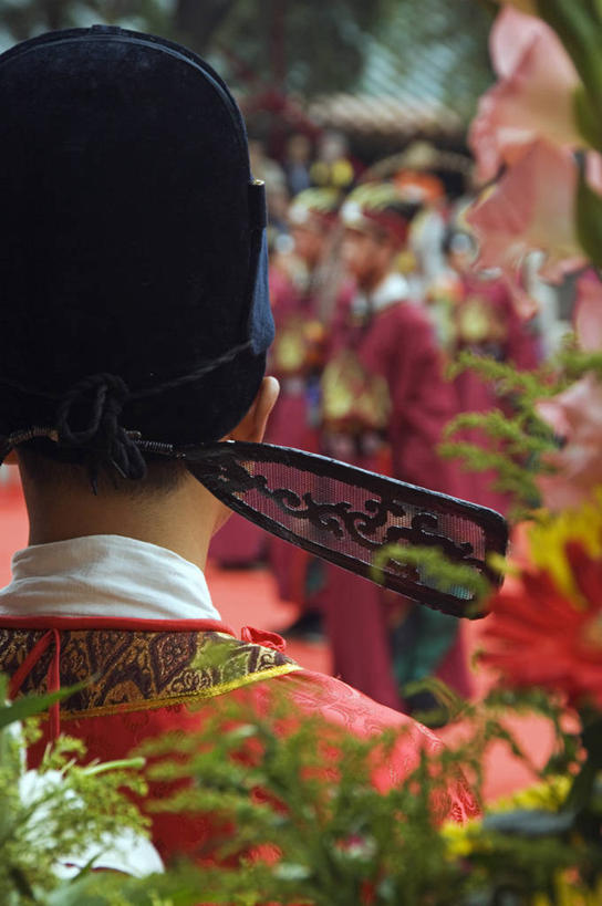 成年人,一个人,竖图,彩色,生日,帽子,亚洲,仅一个男性,庆祝,装饰,头饰,历史,衣服,地标建筑,摄影,宗教,纪念,留念,五颜六色,色彩斑斓,中国文化,记忆,怀念,典礼,五彩缤纷,曲阜,山东省,孔子,五彩斑斓,五光十色,男人,彩图,传统服装,传统文化,联合国教科文组织