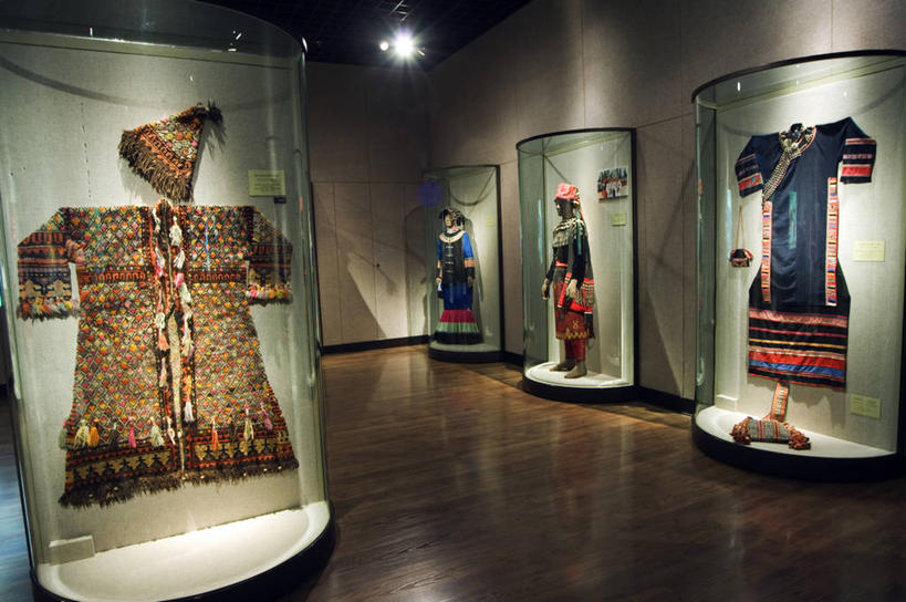 无人,博物馆,横图,彩色,室内,旅游,刺绣,上海,亚洲,装饰,工作,光,历史,少数民族,衣服,工艺品,摄影,上海博物馆,展览,五颜六色,照亮,色彩斑斓,种族,美术馆,中国文化,五彩缤纷,五彩斑斓,五光十色,美术工艺,彩图,传统服装,旅行,传统文化