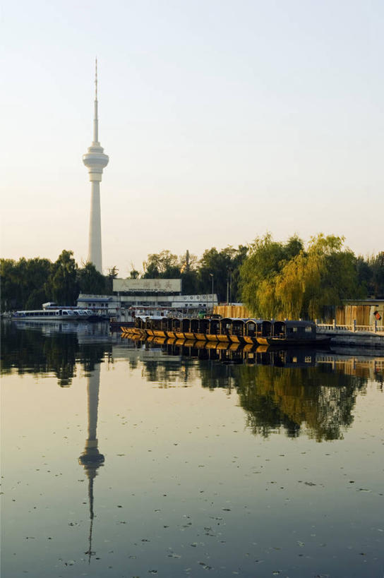 无人,竖图,室外,白天,度假,河流,美景,水,天际线,城市风光,城市,建筑,摩天大楼,船,叶子,北京,中国,亚洲,反射,景观,城镇,塔,高处,首都,娱乐,现代,地标建筑,享受,休闲,景色,放松,摄影,电视台,中国文化,东亚,柏林电视塔,秋天,彩图,中华人民共和国国家电视台,中央电视台