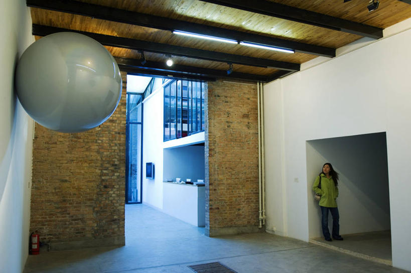 儿童,成年人,一个人,工厂,横图,室内,城市,建筑,北京,亚洲,首都,现代,球,摄影,展览,创造力,手艺,创新,东亚,美术工艺,女孩,女人,设计,彩图,大山子