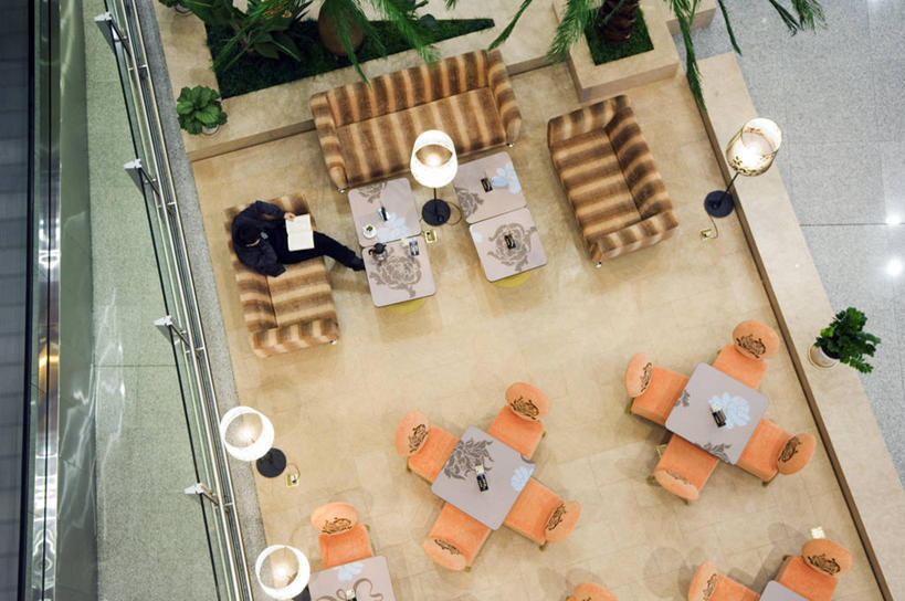 成年人,一个人,机场,坐,横图,俯视,室内,旅游,建筑,北京,亚洲,仅一个男性,乘客,首都,候机厅,现代,摄影,北京首都国际机场,男人,彩图,高角度拍摄,旅行,咖啡馆