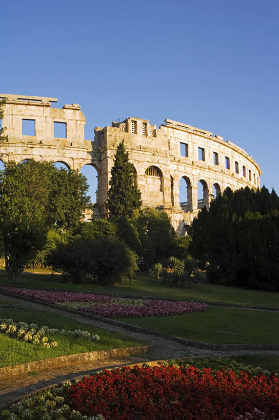 无人,竖图,室外,植物,建筑,欧洲,克罗地亚,化石,地面,历史,废墟,花,地标建筑,摄影,巴尔干,前南斯拉夫,罗马斗兽场,圆形剧场,普拉,彩图