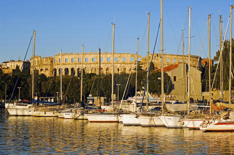 帆船,无人,横图,白天,日落,水,建筑,船,欧洲,克罗地亚,反射,化石,圆形,柱子,拱门,围墙,游艇,历史,废墟,黄昏,地标建筑,交通工具,摄影,载具,手艺,巴尔干,前南斯拉夫,游艇码头,罗马斗兽场,圆形剧场,普拉,彩图,海港