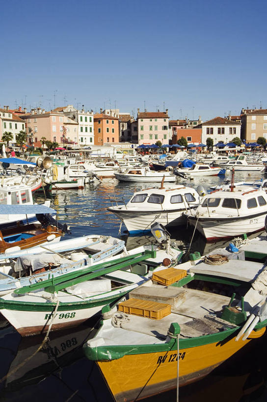 无人,竖图,室外,旅游,度假,船,日光,欧洲,克罗地亚,海岸线,河岸,乡村,城镇,古城,游艇,娱乐,社区,享受,休闲,放松,摄影,建造,航海,明亮,巴尔干,前南斯拉夫,游艇码头,罗维尼,海滩,彩图,海港