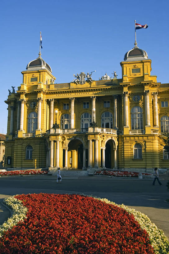 无人,竖图,室外,植物,建筑,喷泉,旗帜,雕塑,欧洲,克罗地亚,装饰,花坛,地面,首都,宏伟,花,红色,地标建筑,摄影,华贵,巴洛克风格,巴尔干,前南斯拉夫,萨格勒布,彩图,克罗地亚国旗