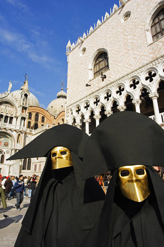 一个人,竖图,室外,建筑,意大利,欧洲,威尼斯,狂欢节,表演,庆祝,装饰,面具,黄金,衣服,黑色,摄影,宗教,宗教建筑,游行,意大利文化,威尼托大区,圣马可大教堂,威尼斯狂欢节,灵性,化妆面具,休闲活动,彩图,传统服装,大教堂