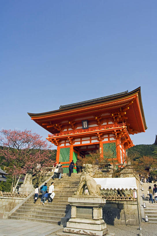 东方人,竖图,旅游,建筑,日本,亚洲,行人,游客,游人,日本文化,大门,路人,旅客,台阶,红色,地标建筑,摄影,宗教,佛教,京都府,神殿,东亚,清水寺,灵性,过客,彩图