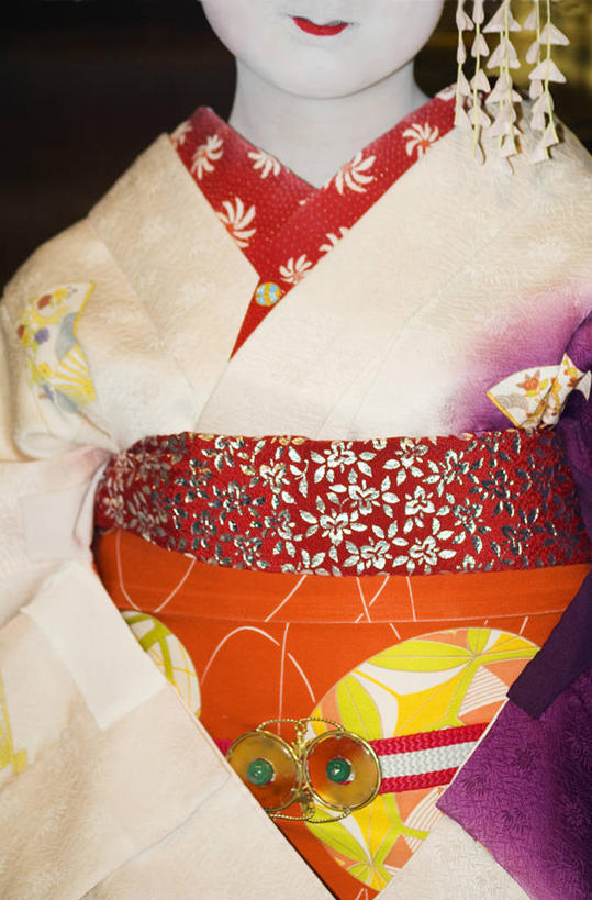 东方人,儿童,成年人,一个人,竖图,日本,亚洲,表演,和服,日本文化,装饰,假发,餐盘,表演者,小吃,饮食,饮料,衣服,红色,唇膏,服务,摄影,京都府,艺妓,东亚,本州,式样,女孩,女人,发型,彩图,传统服装,餐馆,传统文化,舞妓,学员