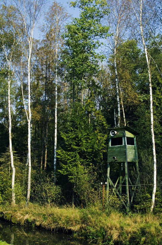 无人,博物馆,游乐园,竖图,室外,树林,欧洲,俄罗斯,行人,游客,游人,军事,历史,路人,旅客,树,战争,摄影,第二次世界大战,监视,军队,无线电通信塔,共产主义,立陶宛共和国,过客,彩图,波罗的海三国