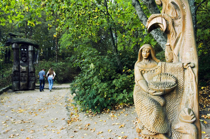 横图,旅游,童话故事,雕塑,欧洲,行人,游客,游人,艺术,装饰,工作,木制,雕刻,雕像,小路,历史,路人,旅客,自然,工艺品,摄影,纪念,展览,美术,创造力,国家公园,主题,出示,手艺,陈列,收集,功能,美学,立陶宛共和国,美术工艺,过客,彩图,波罗的海三国,传统文化,联合国教科文组织