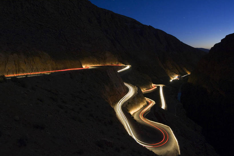 无人,横图,室外,夜晚,山,山脉,峡谷,路,非洲,摩洛哥,地形,光,山路,安静,摄影,蜿蜒,尾灯,宁静,明亮,照明设备,地中海文化,北非,彩图