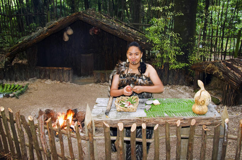 成年人,一个人,博物馆,横图,旅游,新西兰,仅一个女性,行人,游客,游人,表演,表演者,路人,旅客,衣服,社区,摄影,种族,问候,典礼,澳大拉西亚,过客,罗托鲁阿,毛利人,女人,彩图,传统服装,舞蹈,礼拜堂,传统文化