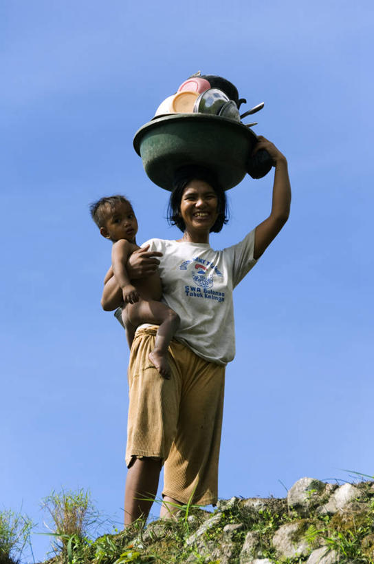 婴儿,儿童,成年人,家庭,母亲,女儿,儿子,竖图,室外,山,山脉,菲律宾,亚洲,温暖,温馨,一家人,平衡,摄影,和睦,吕宋岛,女人,彩图,融洽