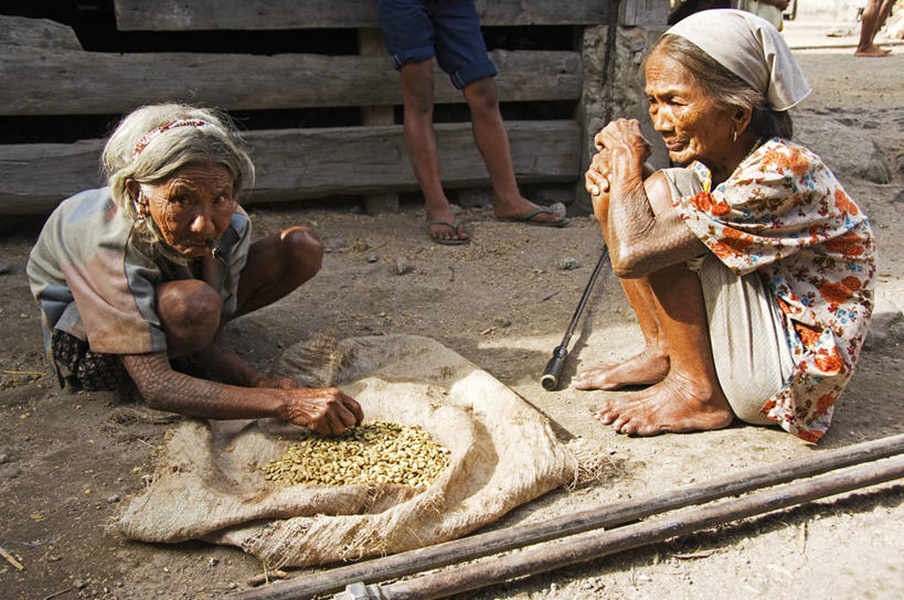成年人,老年人,两个人,横图,豆,蔬菜,菲律宾,亚洲,堆积,工作,乡村,工艺品,社区,摄影,东南亚,风化,种族,吕宋岛,技能,风蚀,石化,风蚀地貌,岩石层,老年女性,女人,女性,岩石,彩图,传统文化