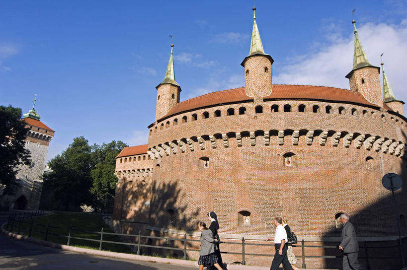 横图,旅游,城市,建筑,欧洲,波兰,行人,游客,游人,古城,首都,历史,城墙,路人,旅客,地标建筑,力量,摄影,英国文化,中欧,克拉科夫,过客,巴比肯艺术中心,彩图,联合国教科文组织