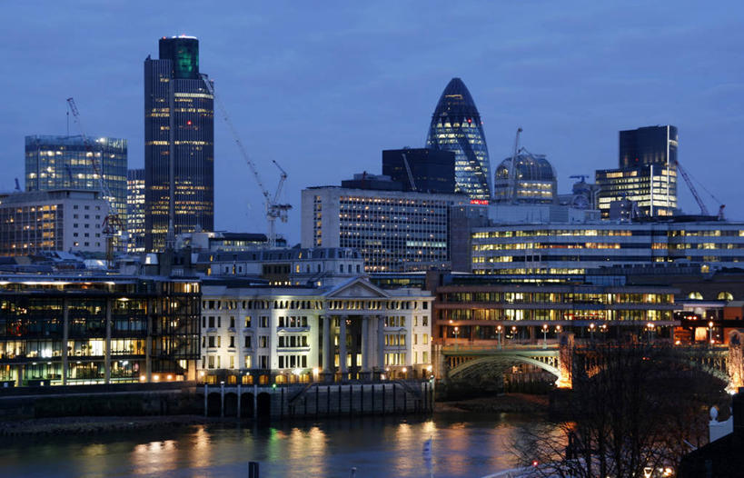 无人,工程师,建筑师,办公室,横图,室外,夜晚,天际线,城市,建筑,摩天大楼,英国,反射,光,河岸,塔,首都,图像,英格兰,伦敦城,泰晤士河,黄昏,金融,摄影,照亮,照明设备,管理,瑞士再保险塔,建筑工程师,金融区,设计,彩图,画则师,图则师,则师,评估,人员,霍朗明,诺曼.福斯特,诺曼.罗伯特.福斯特男爵阁下