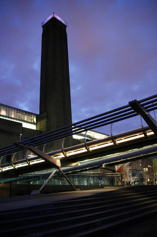 无人,工程师,建筑师,博物馆,竖图,夜晚,日落,城市,英国,光,塔,首都,英格兰,黄昏,摄影,照亮,照明设备,美术馆,管理,伦敦千禧桥,建筑工程师,设计,彩图,画则师,图则师,则师,评估,人员,霍朗明,诺曼.福斯特,诺曼.罗伯特.福斯特男爵阁下,横越