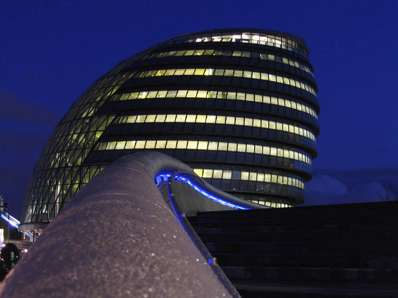 无人,工程师,建筑师,办公室,栏杆,横图,夜晚,城市,建筑,摩天大楼,英国,反射,光,塔,首都,图像,英格兰,泰晤士河,黄昏,摄影,照亮,照明设备,市政厅,管理,建筑工程师,设计,彩图,总部大楼,画则师,图则师,则师,评估,人员,伦敦市政厅,霍朗明,诺曼.福斯特,诺曼.罗伯特.福斯特男爵阁下