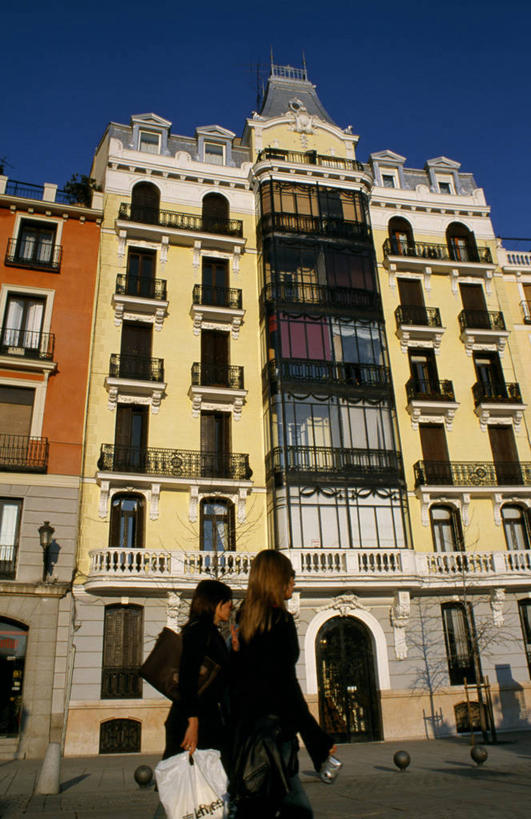 成年人,两个人,广场,竖图,阳台,城市,建筑,西班牙,欧洲,眼镜,首都,马德里,摄影,南欧,西班牙王国,马德里自治区,女人,步行,彩图,东方广场