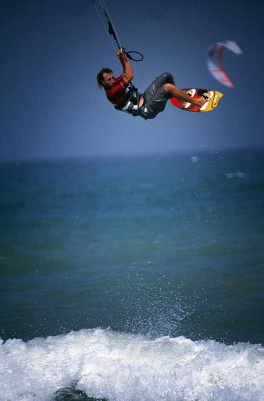 冲浪,一个人,跳,竖图,运动,海浪,海洋,风,阿曼,飞,风筝,波浪,摄影,活动,波斯湾,冲浪风筝,彩图