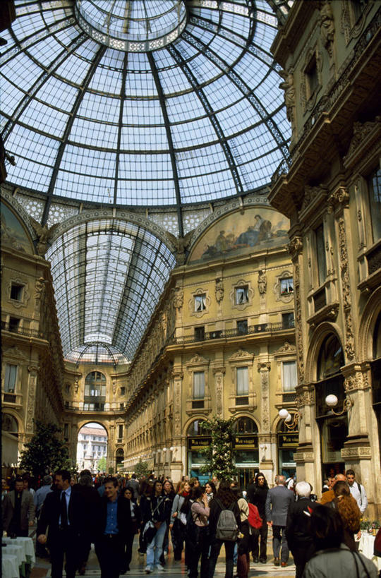 竖图,购物,旅游,消费,窗户,建筑,意大利,行人,游客,游人,顾客,路人,旅客,摄影,群众,伦巴第大区,米兰,过客,大教堂广场,彩图