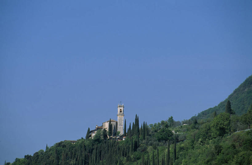 无人,教堂,横图,室外,山,柏树,意大利,地形,钟楼,塔,摄影,宗教,宗教建筑,伦巴第大区,加尔达湖,彩图