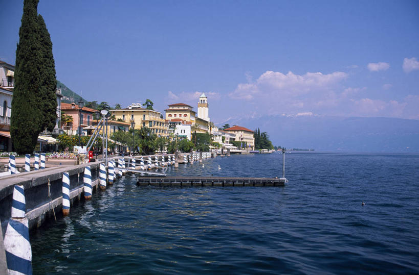 无人,码头,横图,室外,湖,山,山脉,水,柏树,意大利,欧洲,摄影,阿尔卑斯山脉,伦巴第大区,加尔达湖,彩图,浮桥