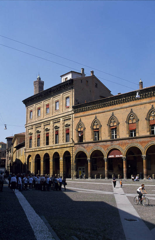 竖图,方图,旅游,城市,建筑,意大利,欧洲,行人,游客,游人,柱子,城镇,路人,旅客,摄影,南欧,意大利共和国,博洛尼亚,过客,艾米利亚.罗马涅,艾米利亚.罗马涅大区,彩图