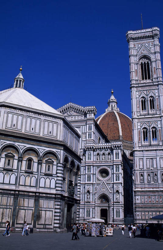 广场,教堂,竖图,黑白,建筑,意大利,欧洲,行人,游客,游人,钟楼,起床,路人,旅客,摄影,圆顶建筑,宗教建筑,托斯卡纳区,过客,彩图,大教堂