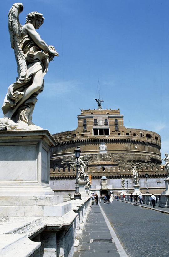 竖图,旅游,度假,城市,意大利,欧洲,行人,游客,游人,雕像,桥,首都,历史,路人,旅客,地标建筑,摄影,意大利文化,过客,彩图,圣天使桥