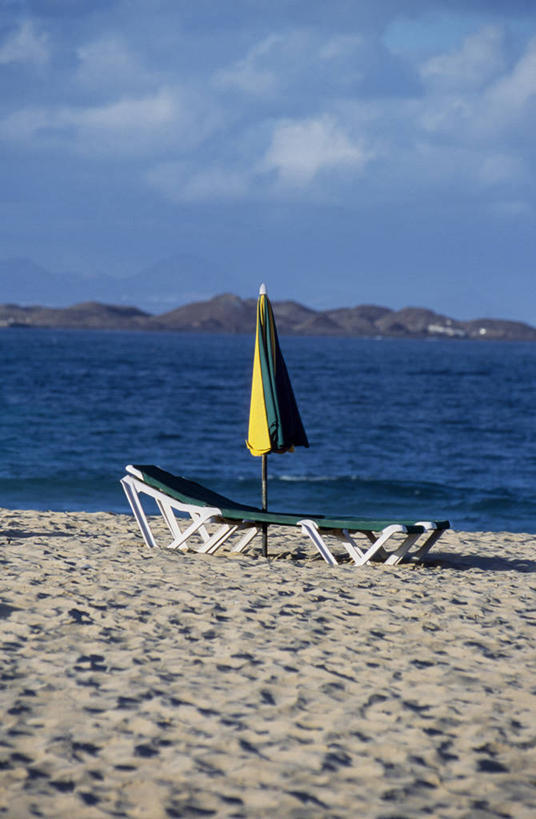 无人,竖图,室外,旅游,度假,海洋,太阳,西班牙,欧洲,沙子,遮阳伞,摄影,沙滩椅,加那利群岛,富埃特文图拉岛,兰萨罗特岛,大西洋群岛,海滩,休闲椅,彩图,旅行