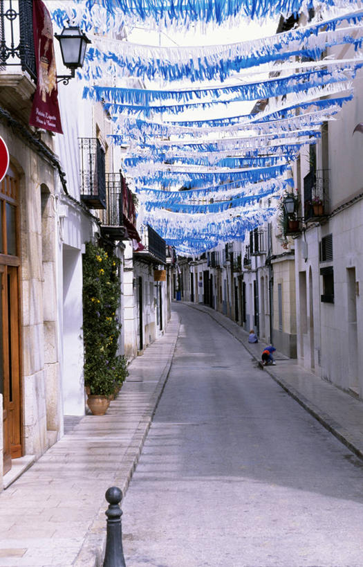 无人,竖图,彩色,聚会,阳台,街道,路,旗帜,西班牙,欧洲,庆祝,装饰,人行道,蓝色,白色,摄影,五颜六色,色彩斑斓,五彩缤纷,五彩斑斓,五光十色,彩图,巷,白色海岸