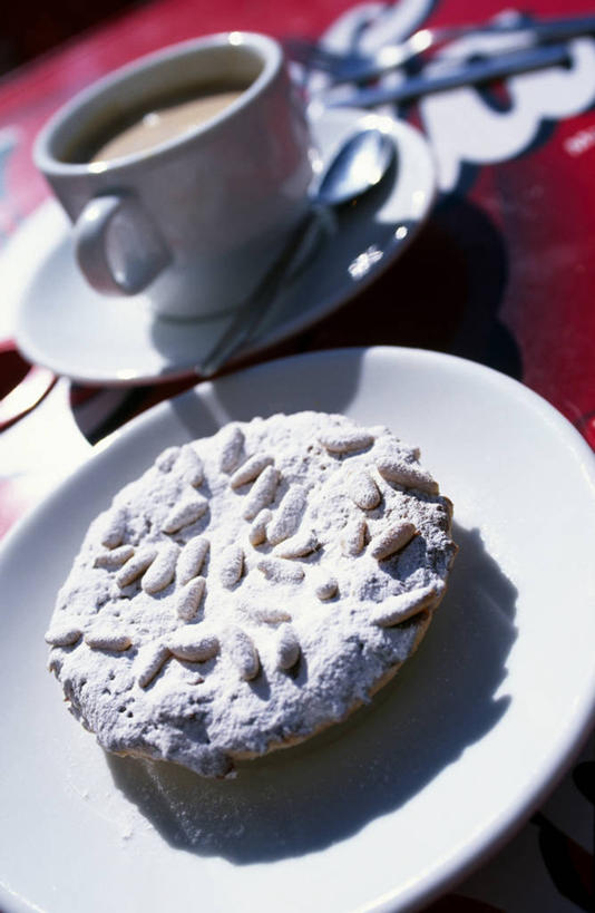 无人,竖图,西班牙,欧洲,食品,咖啡杯,曲奇,杯,小吃,松子,松子仁,饮料,盘子,茶碟,摄影,松仁,酥皮糕点,油酥面包,埃斯特雷马杜拉,松籽仁,面包店,彩图,餐馆,咖啡馆,蛋糕