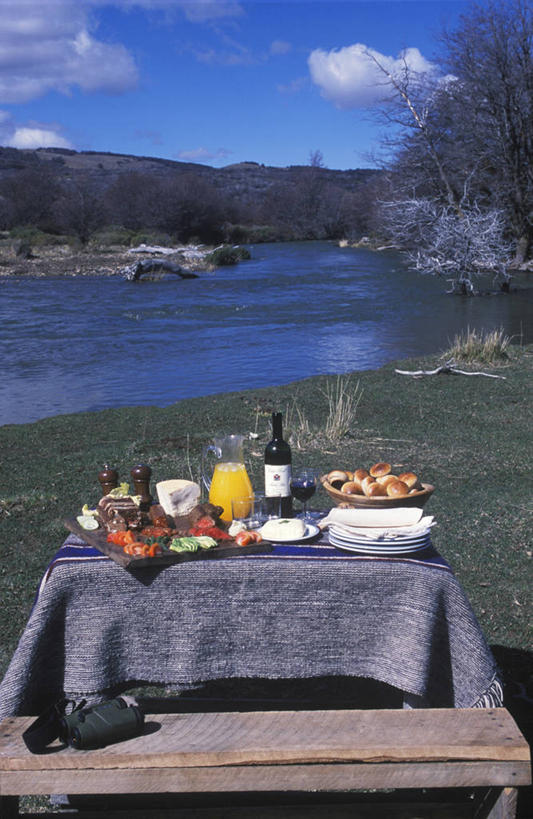 面包,奶酪,葡萄酒,无人,竖图,室外,吃饭,早餐,午餐,河流,桌子,智利,长椅,河岸,香肠,食品,野餐,小吃,饮食,桌布,南美,摄影,膳食,葡萄酒杯,拉丁美洲,玻璃杯,彩图