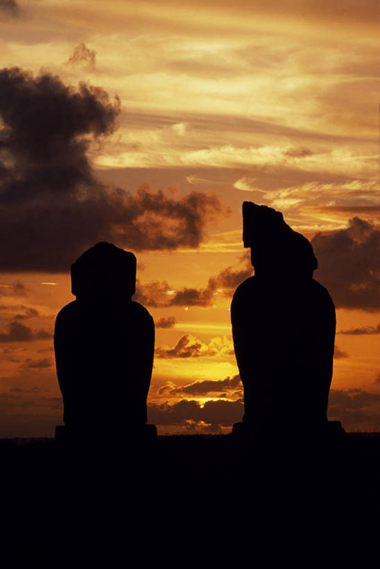 无人,家庭,竖图,日落,复活节岛,智利,堆积,雕像,天气,黄色,黄昏,地标建筑,橙色,南美,摄影,风化,太平洋,南美洲,拉丁美洲,美洲,剪影,复活节岛石像,波利尼西亚,摩艾石像,亚美利加洲,南亚美利加洲,复活岛,智利共和国,摩艾像,风蚀,石化,波利尼西亚群岛,风蚀地貌,岩石层,岩石,彩图,复活节岛人像,赫布亚岛,拉帕努伊岛,毛埃石像,摩阿仪,摩埃石像,莫阿伊,帕赛兰,伊斯特岛