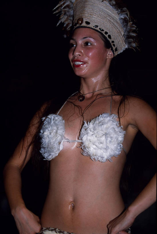 儿童,成年人,一个人,伙伴,朋友,竖图,室外,比基尼,友谊,合作,团队,复活节岛,智利,岛,表演者,衣服,地标建筑,南美,战略,摄影,太平洋,南美洲,创造力,拉丁美洲,美洲,肚皮舞,波利尼西亚,亚美利加洲,联合,合谋,南亚美利加洲,复活岛,智利共和国,美术工艺,波利尼西亚群岛,汗液,配合,协作,女孩,女人,舞者,彩图,传统服装,舞蹈,赫布亚岛,拉帕努伊岛,帕赛兰,伊斯特岛,传统文化