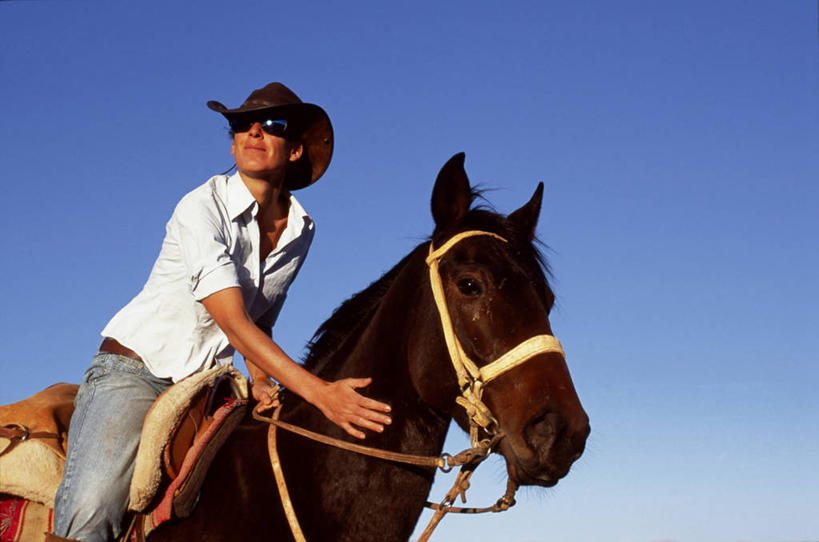 儿童,成年人,一个人,横图,室外,旅游,马,智利,行人,游客,游人,骑马,地形,极限运动,路人,旅客,骑,南美,摄影,活动,爱抚,过客,冒险,女孩,女人,彩图