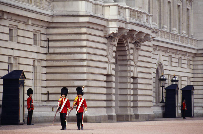 三个人,宫殿,横图,旅游,城市,英国,欧洲,军事,首都,英格兰,白金汉宫,地标建筑,摄影,保护,分针,军服,英国文化,皇室,爱国主义,责任,彩图,旅行,军官,名声