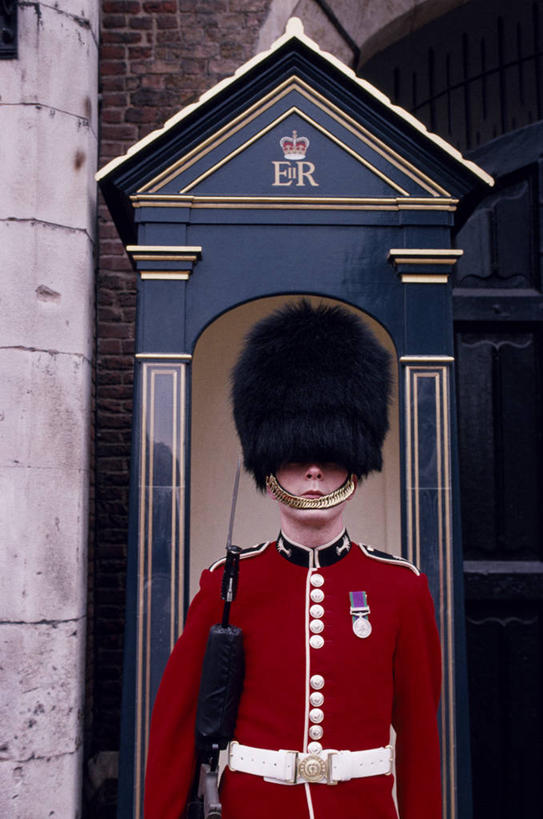 一个人,宫殿,竖图,城市,建筑,英国,欧洲,军事,首都,英格兰,地标建筑,摄影,保护,专心,军服,英国文化,皇室,爱国主义,责任,彩图,军官