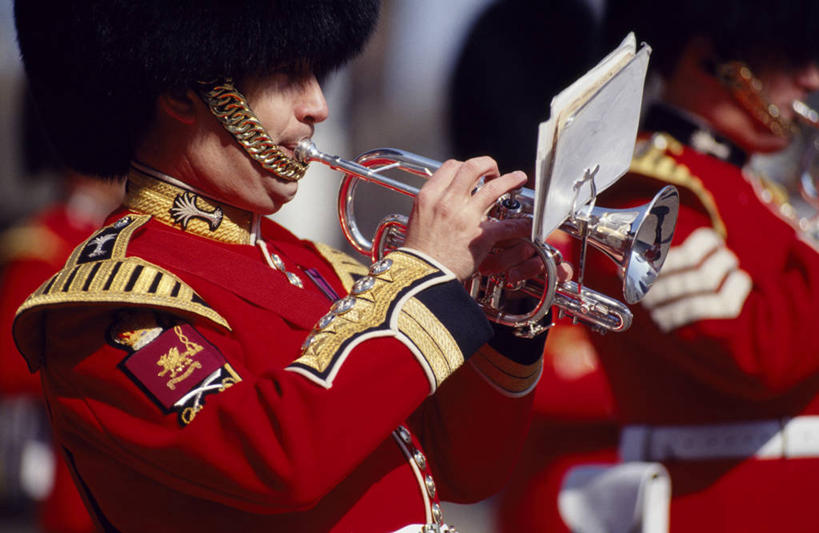 广场,宫殿,横图,制服,旅游,城市,英国,欧洲,行人,游客,游人,军事,乐器,小号,首都,英格兰,白金汉宫,路人,旅客,地标建筑,摄影,军服,典礼,英国文化,皇室,过客,彩图,传统文化,名声