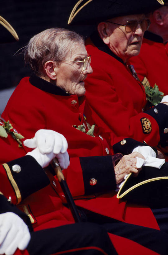 成年人,老年人,头发,竖图,英国,欧洲,伦敦,士兵,眼镜,首都,英格兰,红色,白色,手套,摄影,年龄,西欧,记忆,退伍军人,大不列颠,三角帽,大不列颠及北爱尔兰联合王国,大不列颠及爱尔兰联合王国,英雄,雾都,肯辛顿.切尔西区,老年男性,男人,男性,彩图,大不列颠王国,大英帝国,联合王国,日不落帝国,传统文化