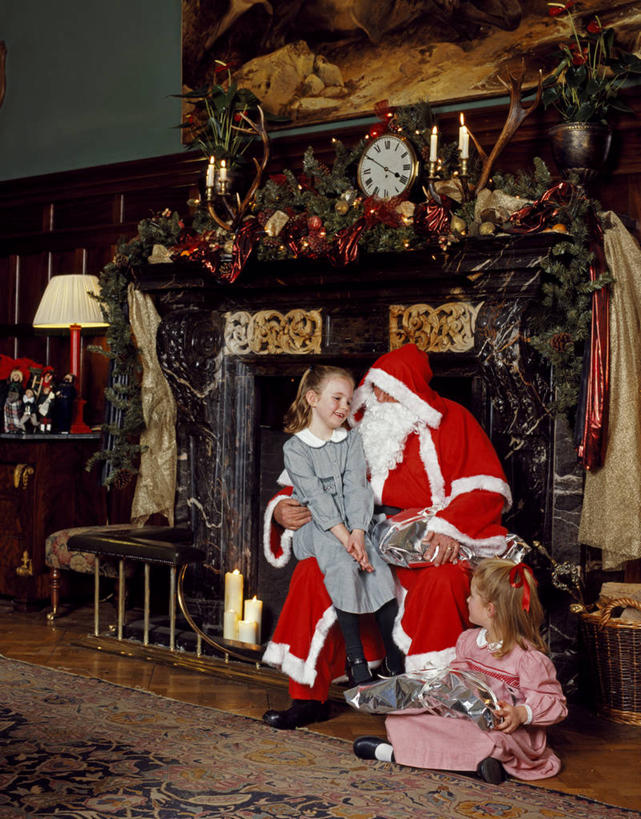 儿童,三个人,家庭,竖图,室内,幸福,纯洁,壁炉,礼物,圣诞节,圣诞老人,庆祝,圣诞礼物,英格兰,可爱,童年,童趣,摄影,童真,烂漫,无邪,慷慨,莱切斯特城,天真,女孩,彩图,给予,传统文化
