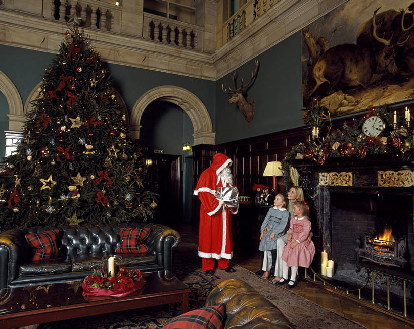儿童,三个人,家庭,横图,室内,幸福,纯洁,壁炉,礼物,圣诞节,圣诞老人,庆祝,圣诞礼物,英格兰,可爱,童年,童趣,摄影,童真,烂漫,无邪,慷慨,莱切斯特城,天真,女孩,彩图,给予,传统文化