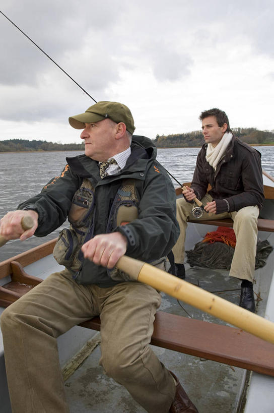 划船,成年人,两个人,竖图,室外,锻炼,快乐,比赛,运动,竞争,湖,船,英国,北爱尔兰,娱乐,休闲,鸭舌帽,摄影,活动,桨,体育运动,荡舟,体育,男人,钓竿,休闲活动,彩图,钓鱼,健身,弗马纳区,厄恩湖