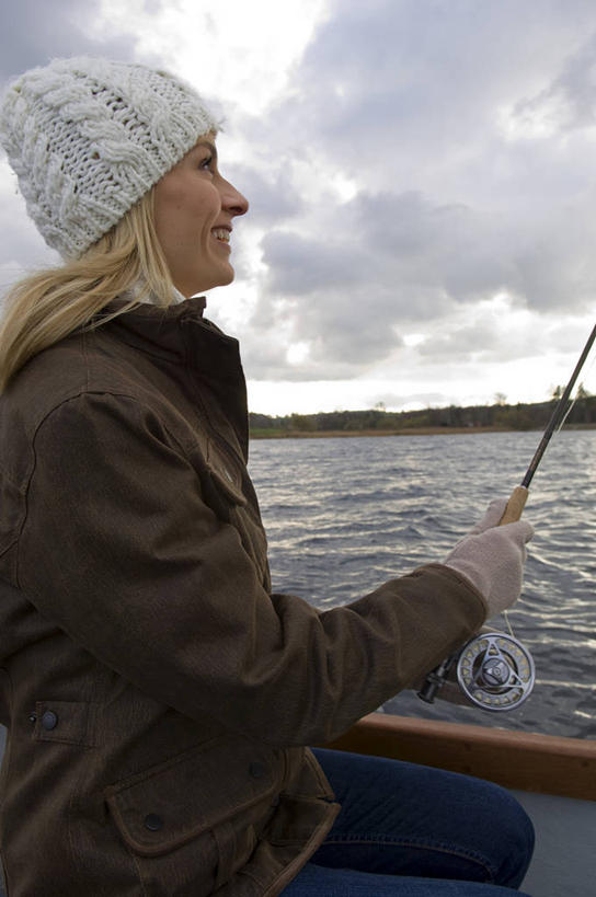 成年人,一个人,竖图,室外,运动,湖,船,帽子,英国,北爱尔兰,仅一个女性,摄影,活动,编织帽,女人,钓竿,休闲活动,彩图,钓鱼,弗马纳区,厄恩湖