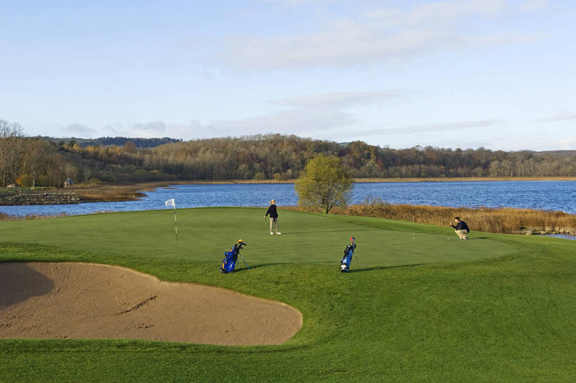 成年人,横图,室外,锻炼,运动,湖,旗帜,英国,北爱尔兰,沙子,洞,绿色,调情,摄影,活动,专心,高尔夫球包,异性恋,高尔夫球运动,男人,女人,彩图,弗马纳区,伴侣