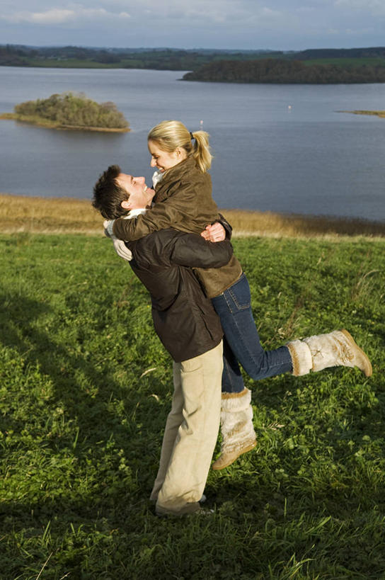 成年人,两个人,笑,微笑,竖图,室外,快乐,湖,英国,北爱尔兰,浪漫,刺激,调情,摄影,异性恋,无忧无虑,男人,女人,休闲活动,拥抱,彩图,爱,弗马纳区,伴侣,厄恩湖