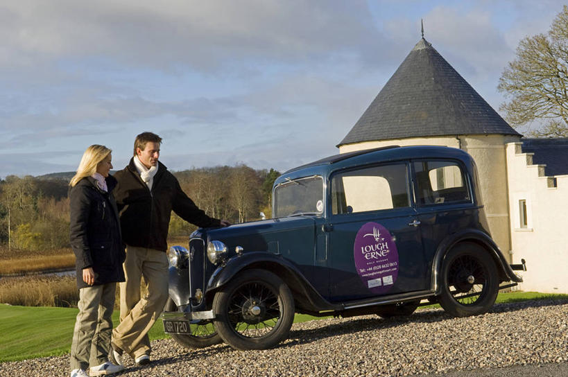 两个人,站,横图,室外,酒店,古董车,英国,北爱尔兰,休闲装,靠,靠着,发动机,放松,摄影,老爷车,彩图,弗马纳区,伴侣,厄恩湖