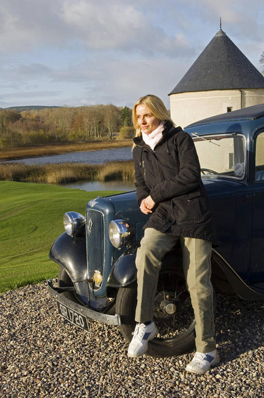 儿童,成年人,一个人,站,竖图,室外,酒店,古董车,英国,北爱尔兰,休闲装,靠,靠着,发动机,放松,摄影,老爷车,女孩,女人,彩图,弗马纳区,厄恩湖